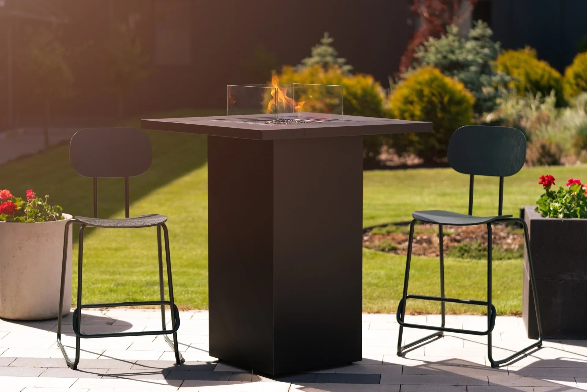 Mesa de Fuego alta a Gas Para Exterior – Elegancia y Calidez de Planika — con llama encendida