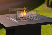 Mesa de Fuego alta a Gas Para Exterior – Elegancia y Calidez de Planika — con llama encendida, modelo cuadrado