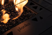 Mesa de Fuego alta a Gas Para Exterior – Elegancia y Calidez de Planika — con llama encendida