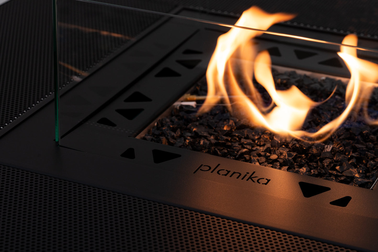 Mesa de Fuego alta a Gas Para Exterior – Elegancia y Calidez de Planika — con llama encendida