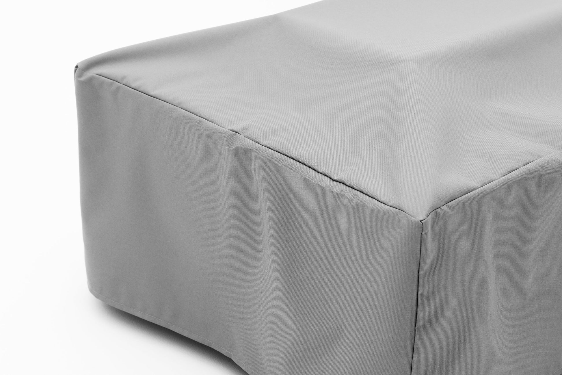 Mesa de Fuego de Gas para Jardín Planika Rio: Elegancia para tu Espacio Exterior — detalle en primer plano, con funda protectora, con llama encendida