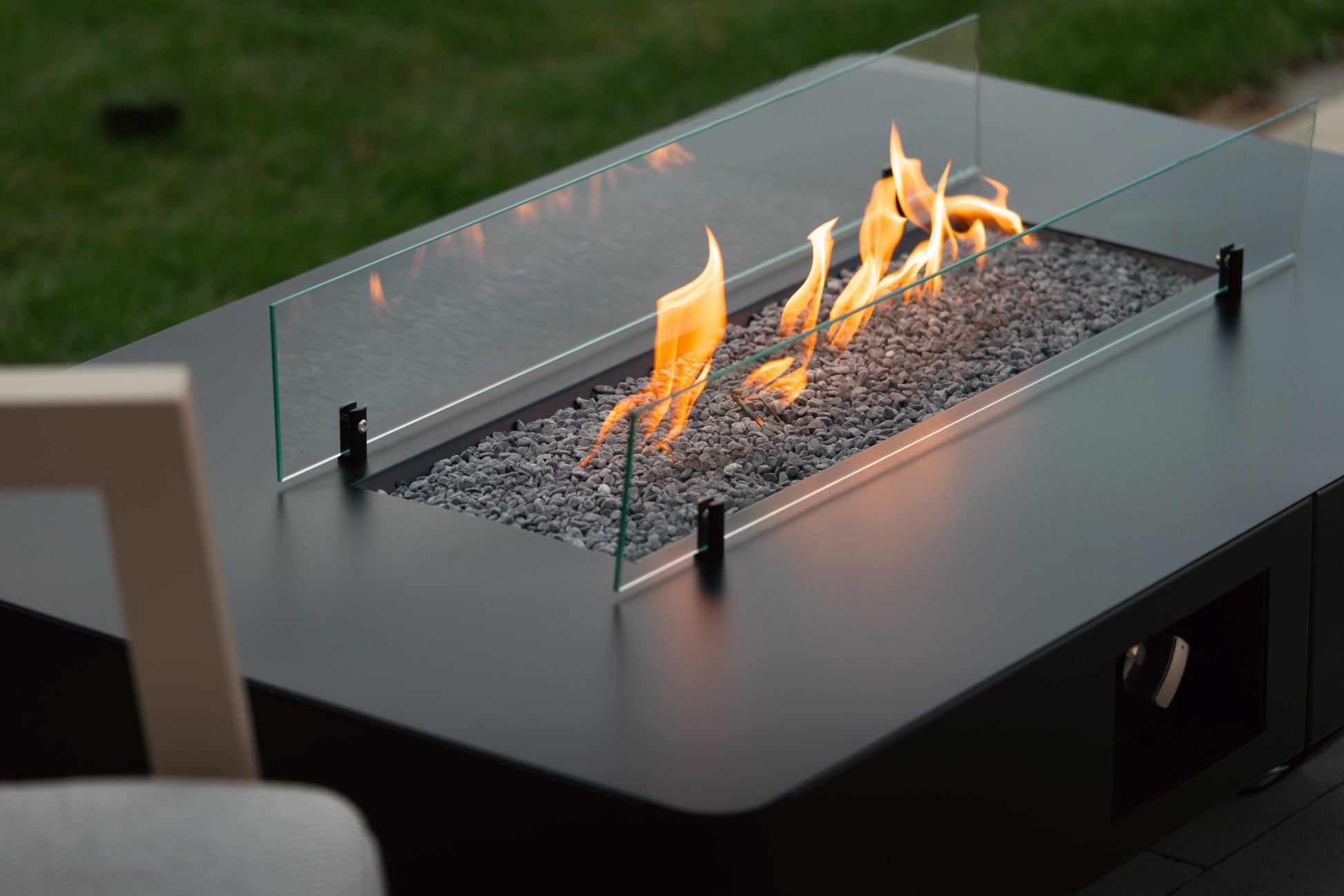 Mesa de Fuego de Gas para Jardín Planika Rio: Elegancia para tu Espacio Exterior — detalle en primer plano, en patio, con llama encendida