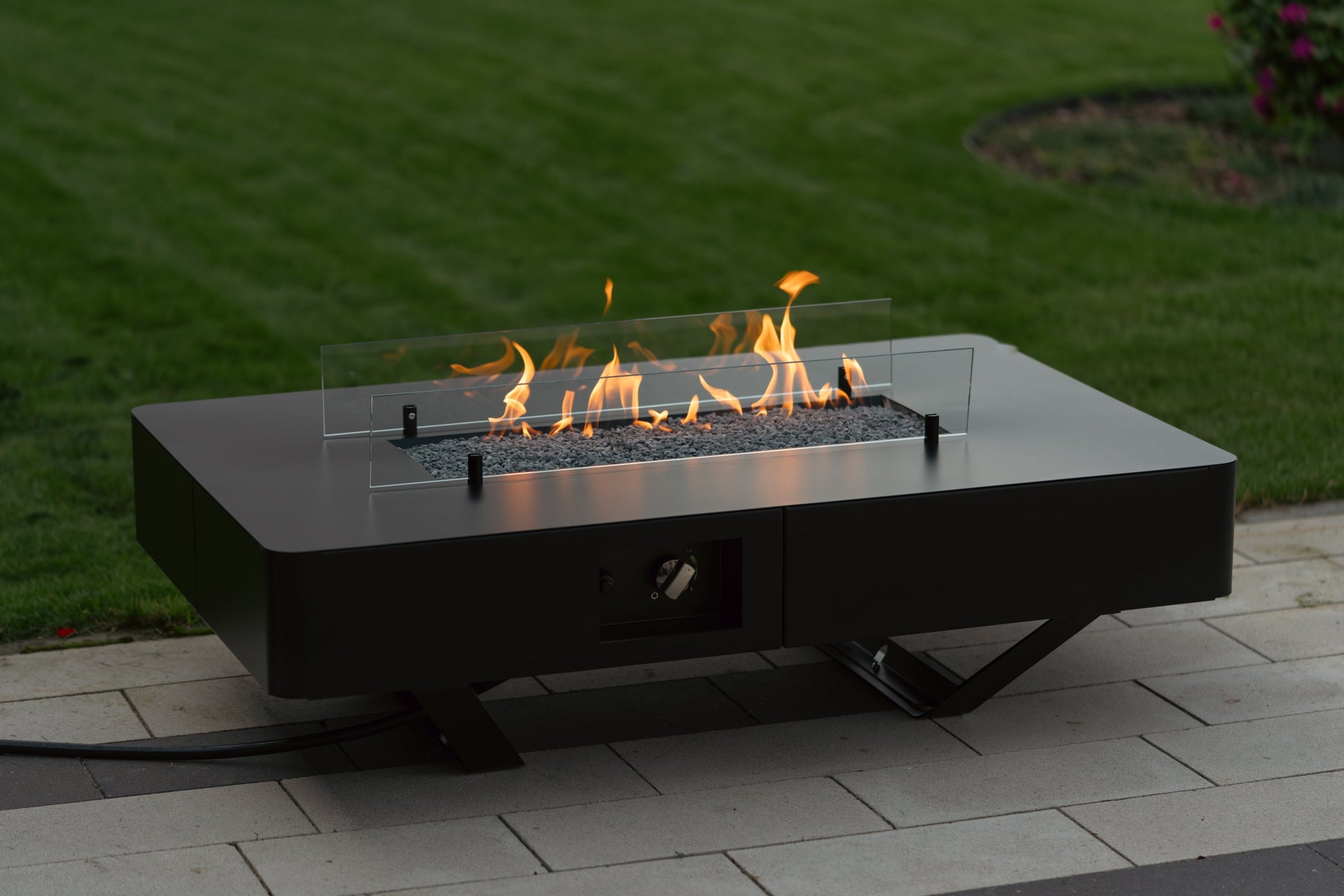 Mesa de Fuego de Gas para Jardín Planika Rio: Elegancia para tu Espacio Exterior — vista frontal, en patio, con llama encendida