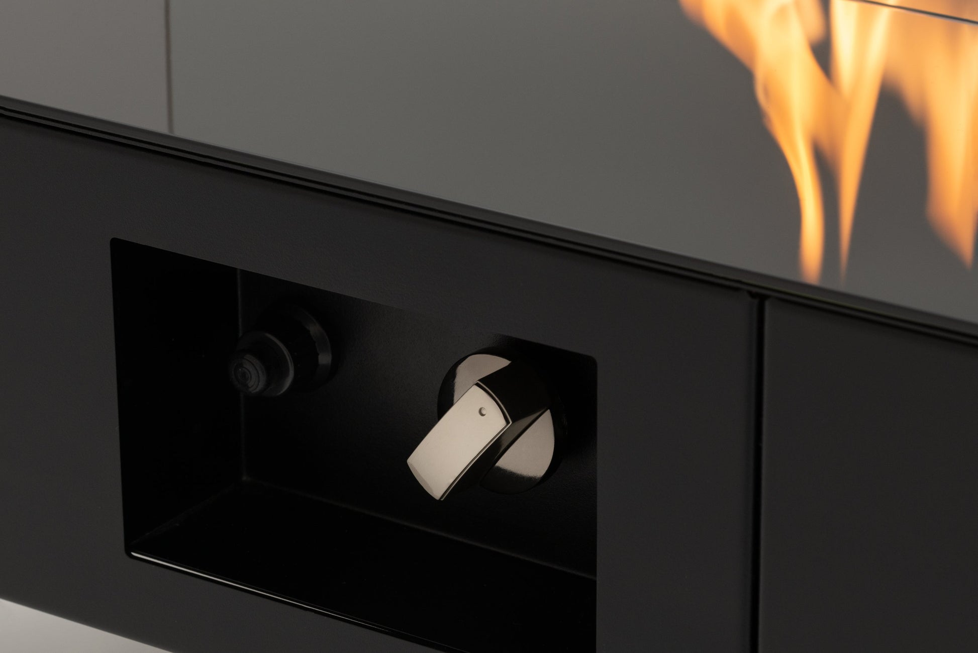 Mesa de Fuego de Gas para Jardín Planika Rio: Elegancia para tu Espacio Exterior — con llama encendida