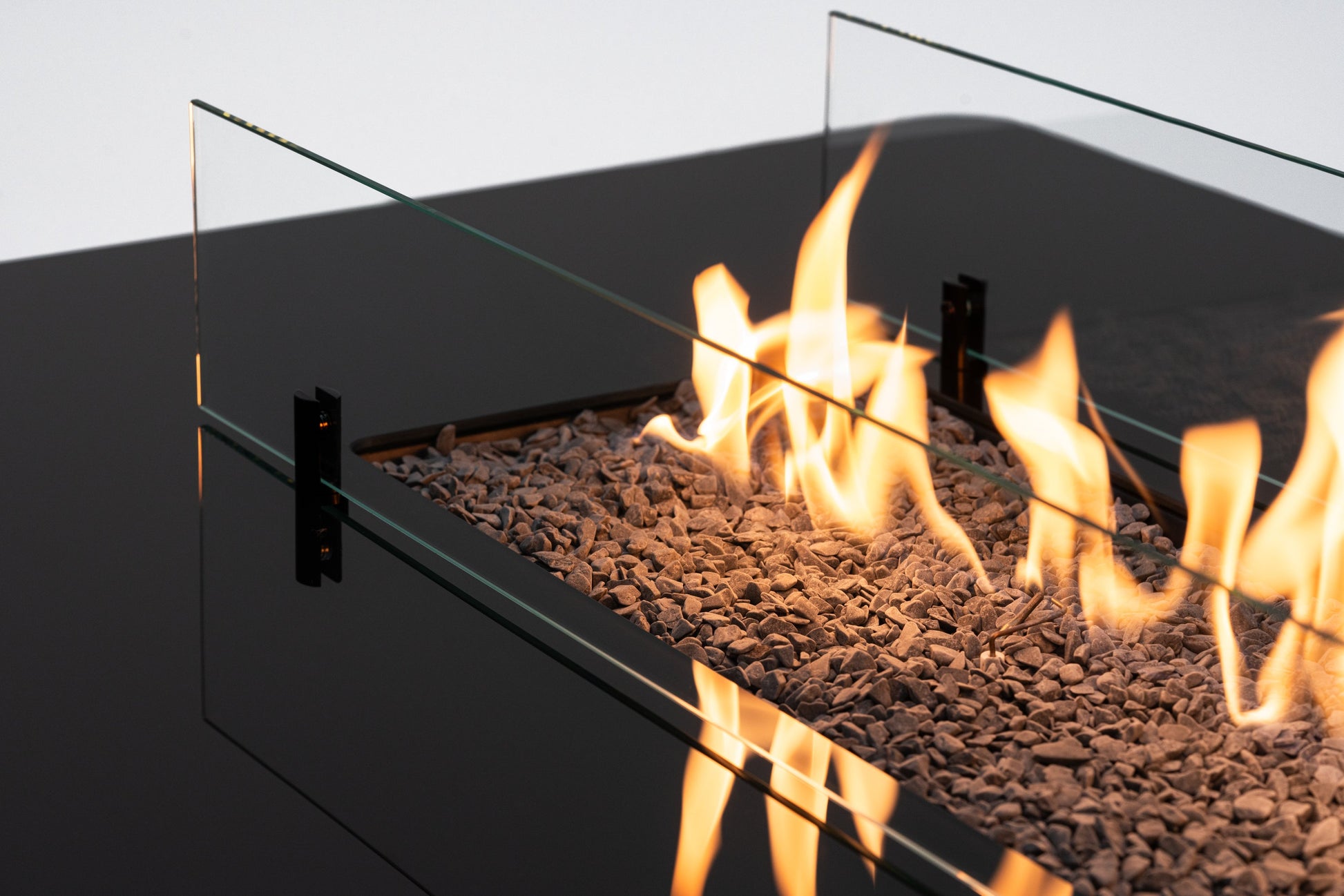 Mesa de Fuego de Gas para Jardín Planika Rio: Elegancia para tu Espacio Exterior — con llama encendida