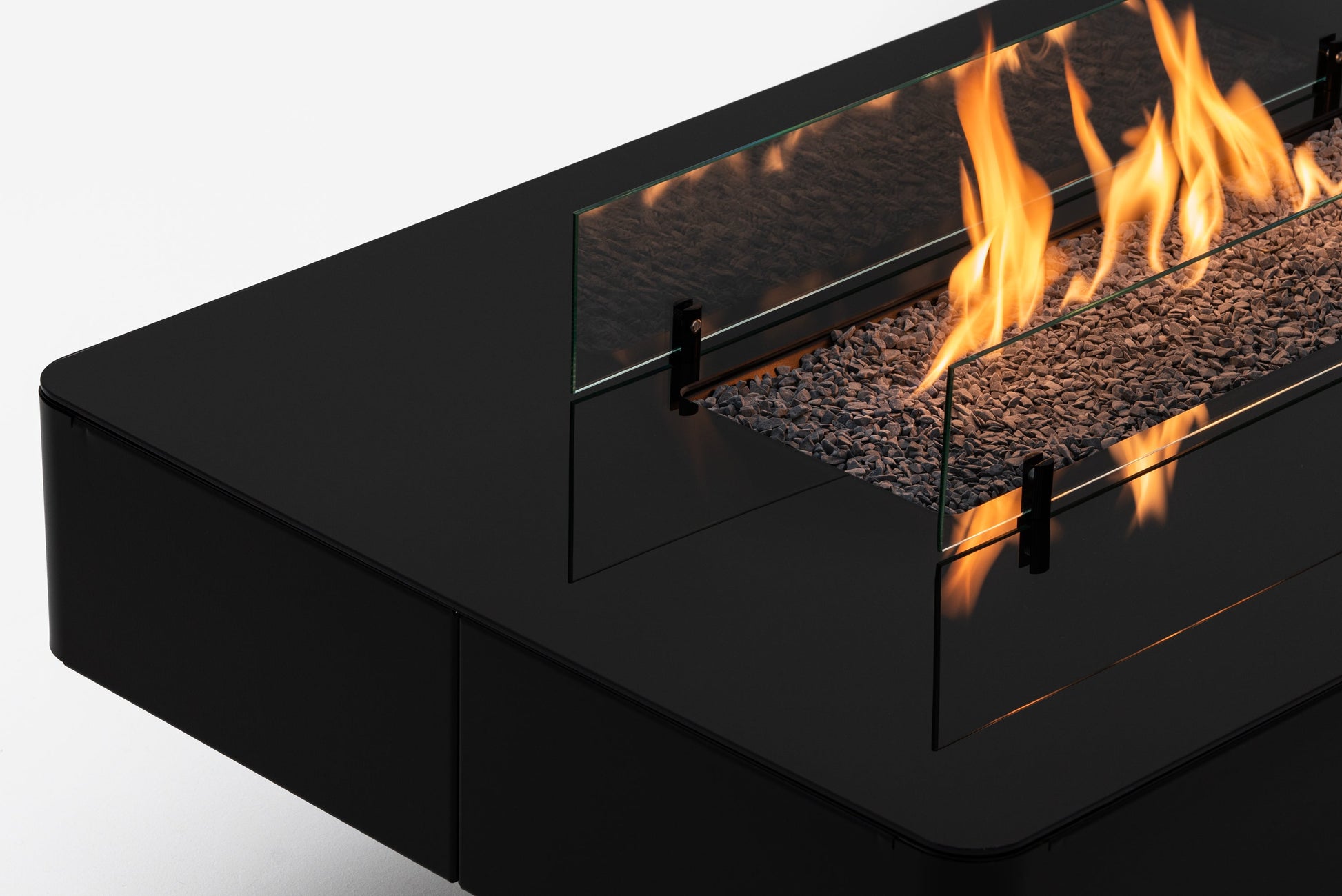 Mesa de Fuego de Gas para Jardín Planika Rio: Elegancia para tu Espacio Exterior — detalle en primer plano, con llama encendida
