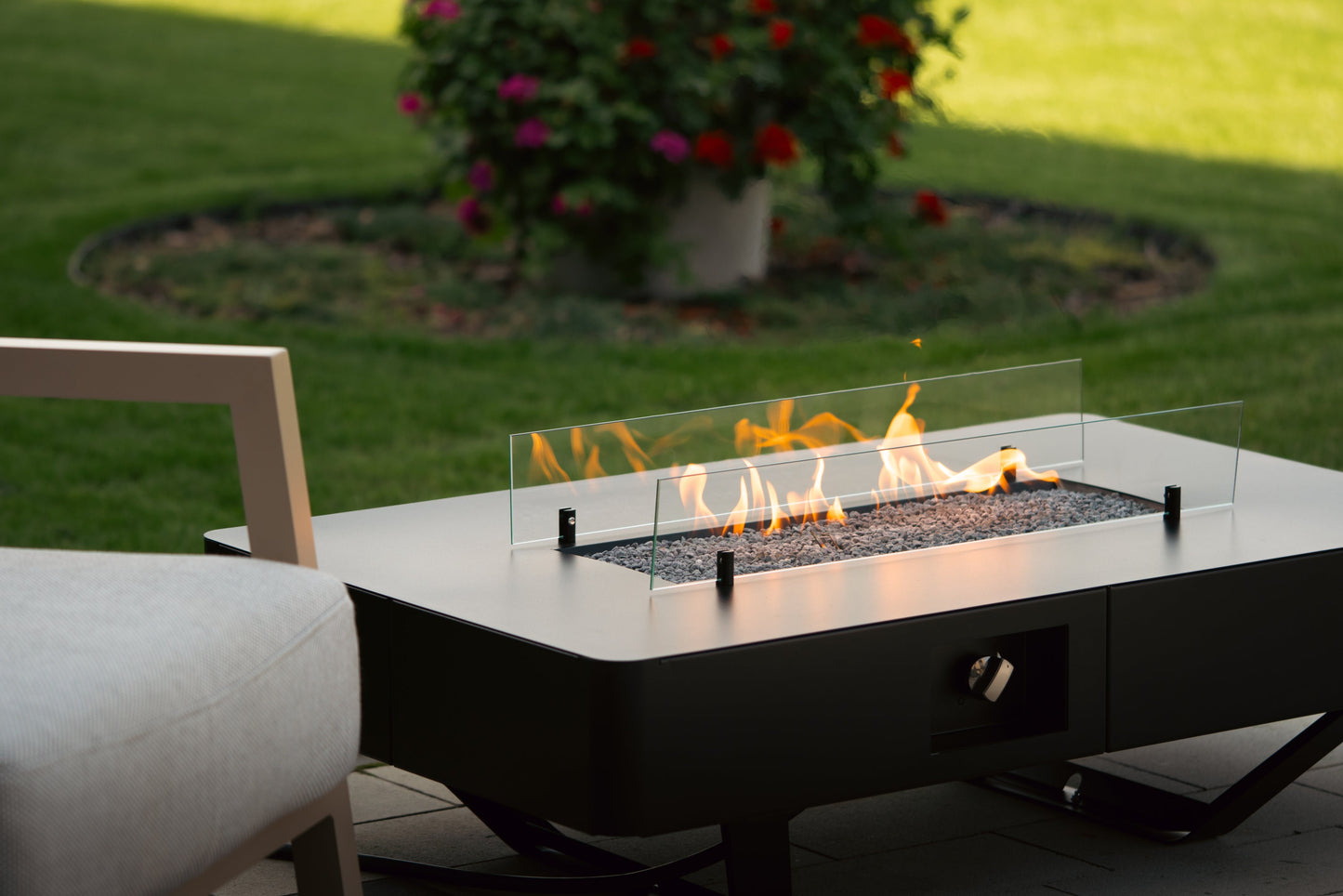 Mesa de Fuego de Gas para Jardín Planika Rio: Elegancia para tu Espacio Exterior — vista lateral, en patio, con llama encendida
