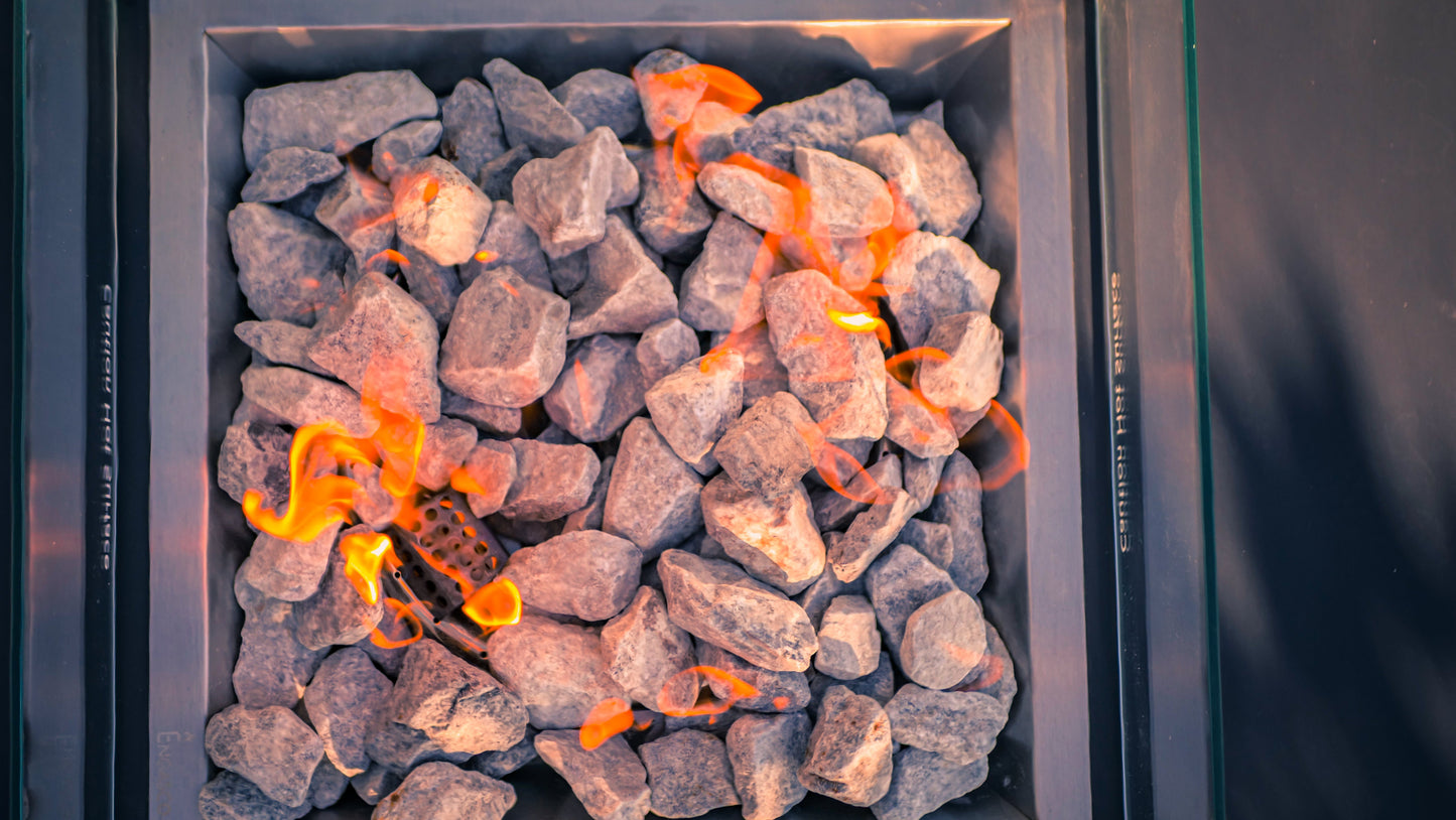 Mesa de Fuego Exterior de Lujo Compacta para Ambientes Acogedores - Slava — detalle en primer plano, con llama encendida