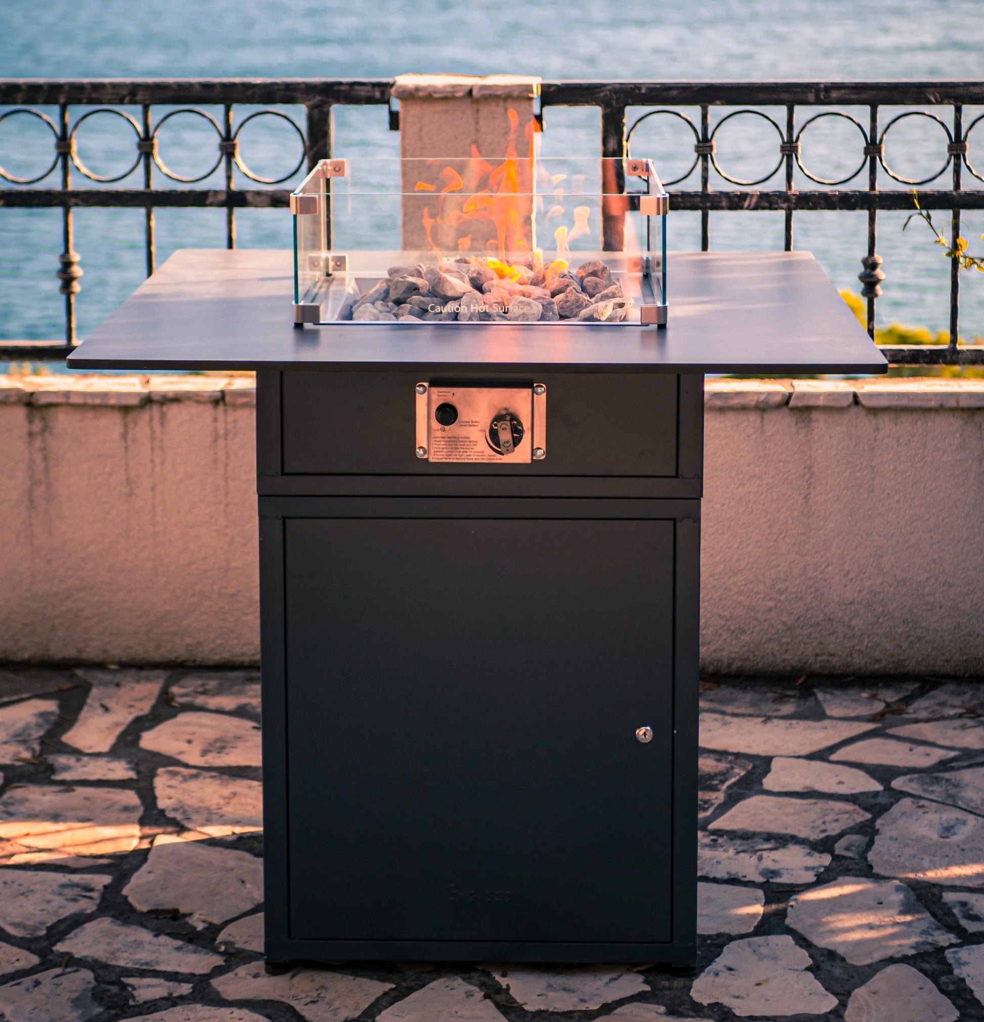 Mesa de Fuego Exterior de Lujo Compacta para Ambientes Acogedores - Slava — vista frontal, con llama encendida