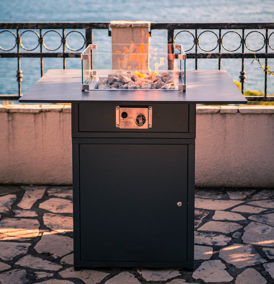 Mesa de Fuego Exterior de Lujo Compacta para Ambientes Acogedores - Slava — vista frontal, con llama encendida