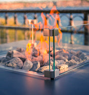 Mesa de Fuego Exterior de Lujo Compacta para Ambientes Acogedores - Slava — con llama encendida