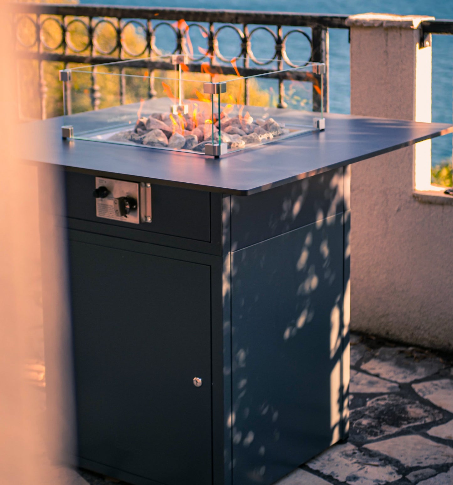 Mesa de Fuego Exterior de Lujo Compacta para Ambientes Acogedores - Slava — vista lateral, con llama encendida