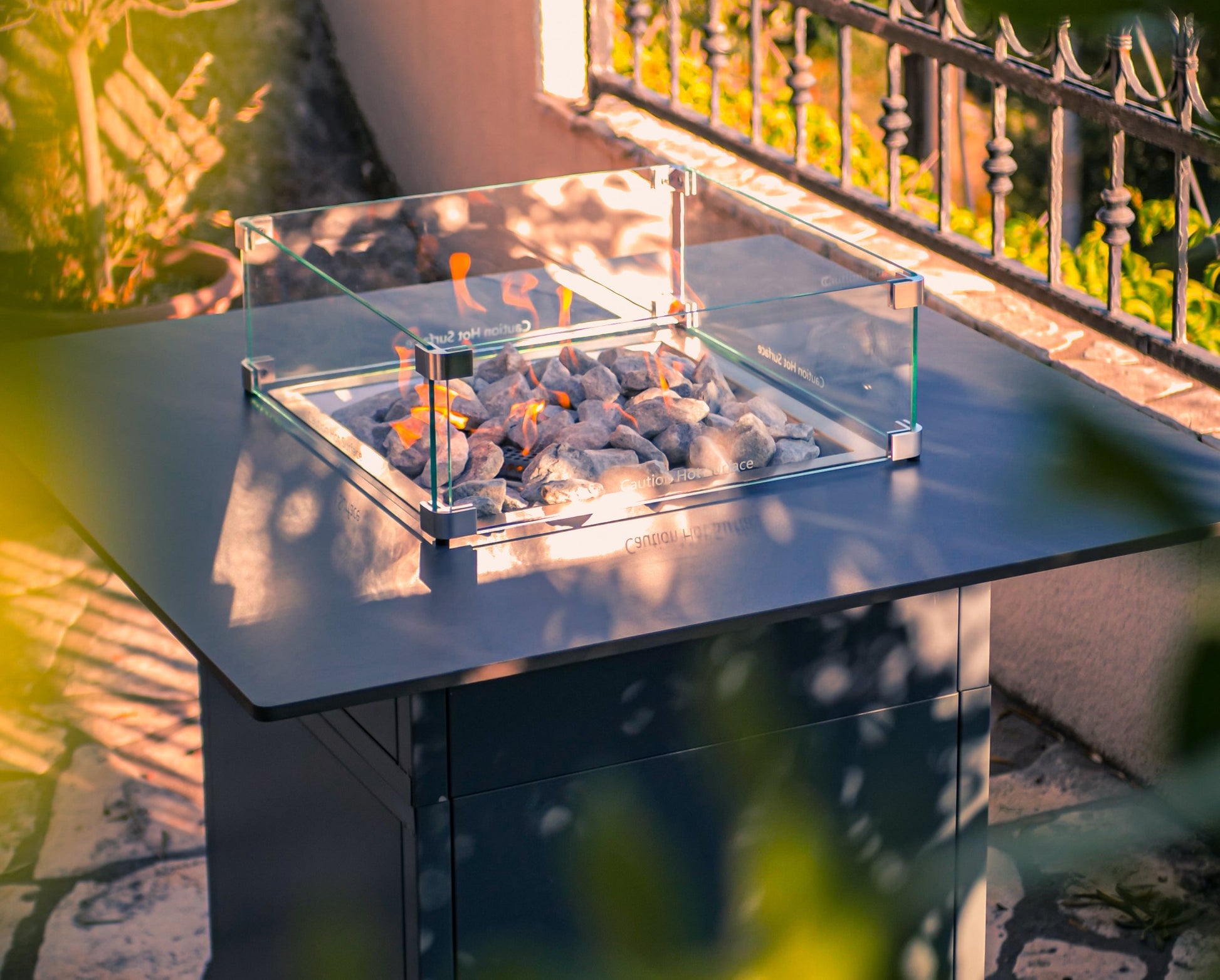 Mesa de Fuego Exterior de Lujo Compacta para Ambientes Acogedores - Slava — vista lateral, con llama encendida