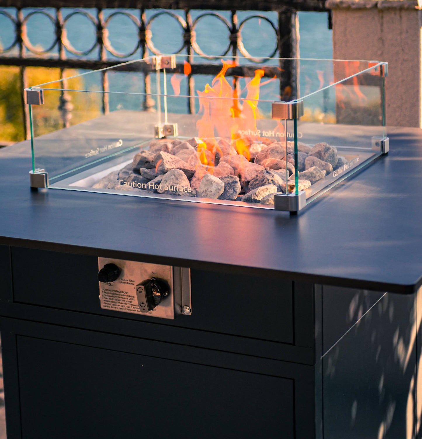 Mesa de Fuego Exterior de Lujo Compacta para Ambientes Acogedores - Slava — detalle en primer plano, con llama encendida