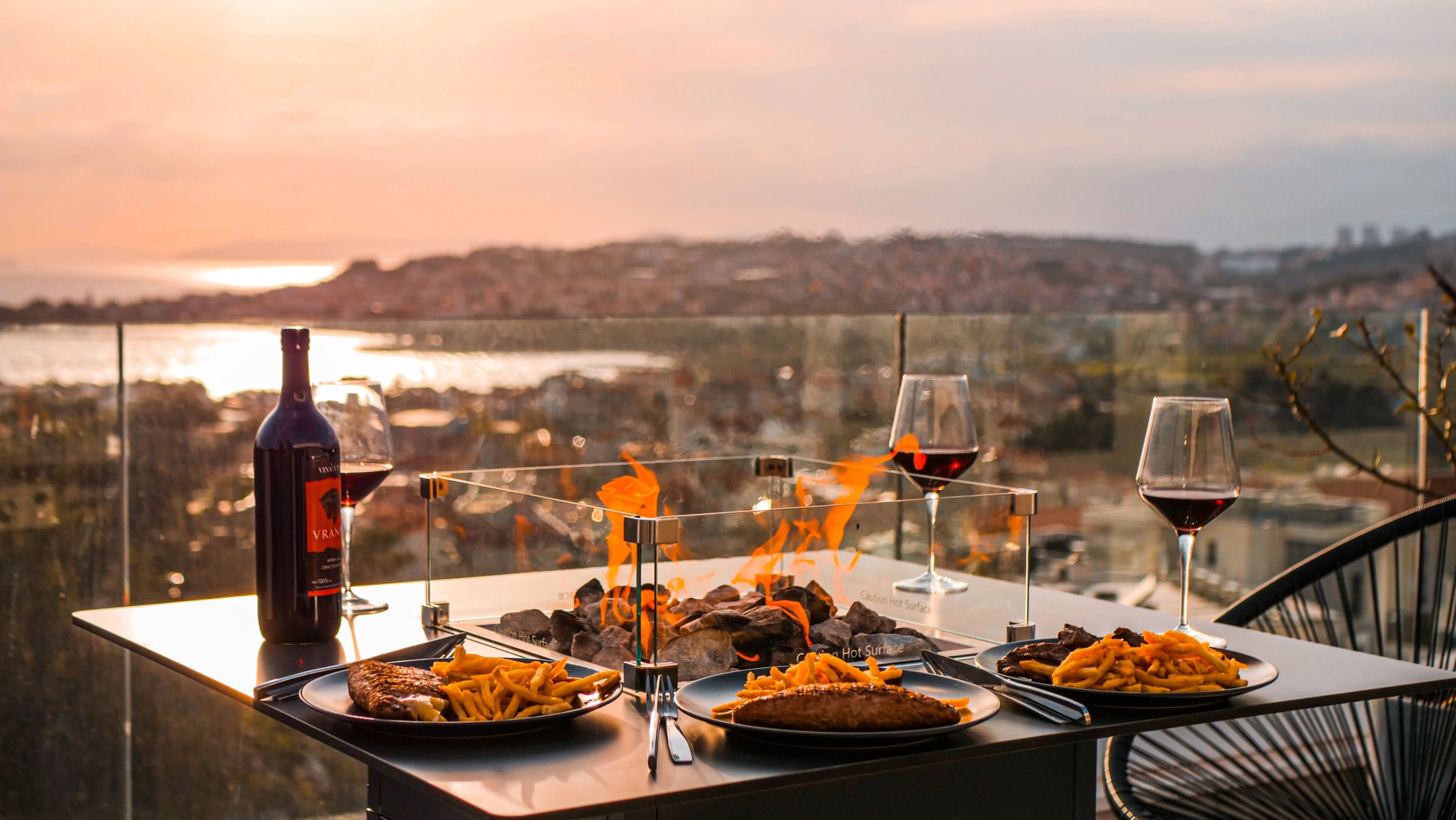 Mesa de Fuego Exterior – Elegancia y Función para tu Jardín — con llama encendida