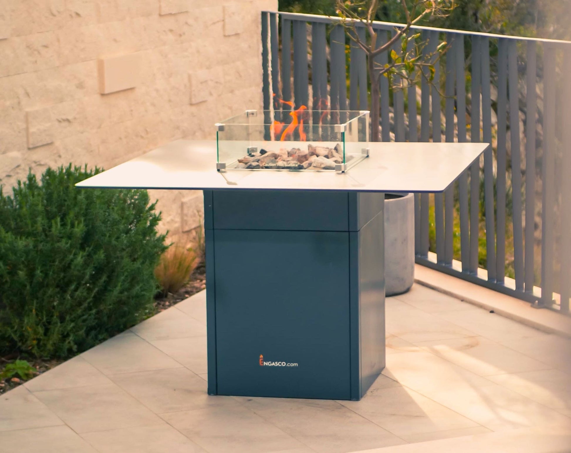 Mesa de Fuego Exterior – Elegancia y Función para tu Jardín — con llama encendida