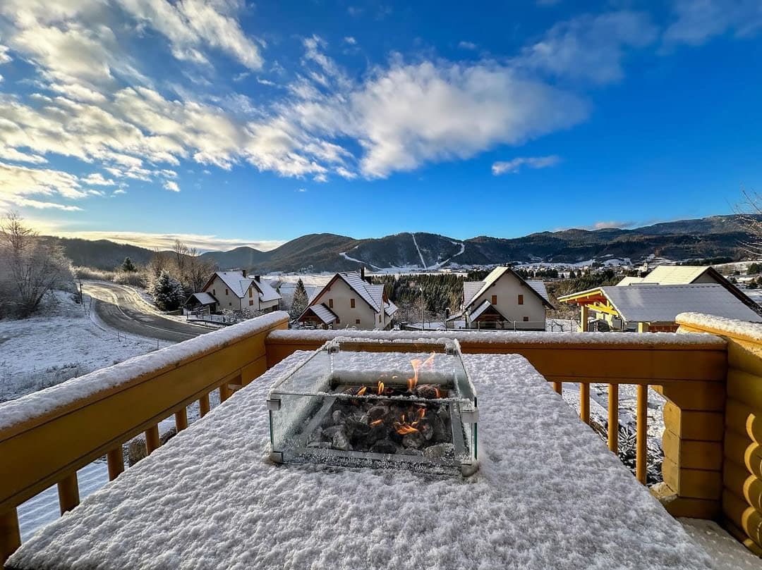 Mesa de Fuego Exterior – Elegancia y Función para tu Jardín — en nieve, con llama encendida