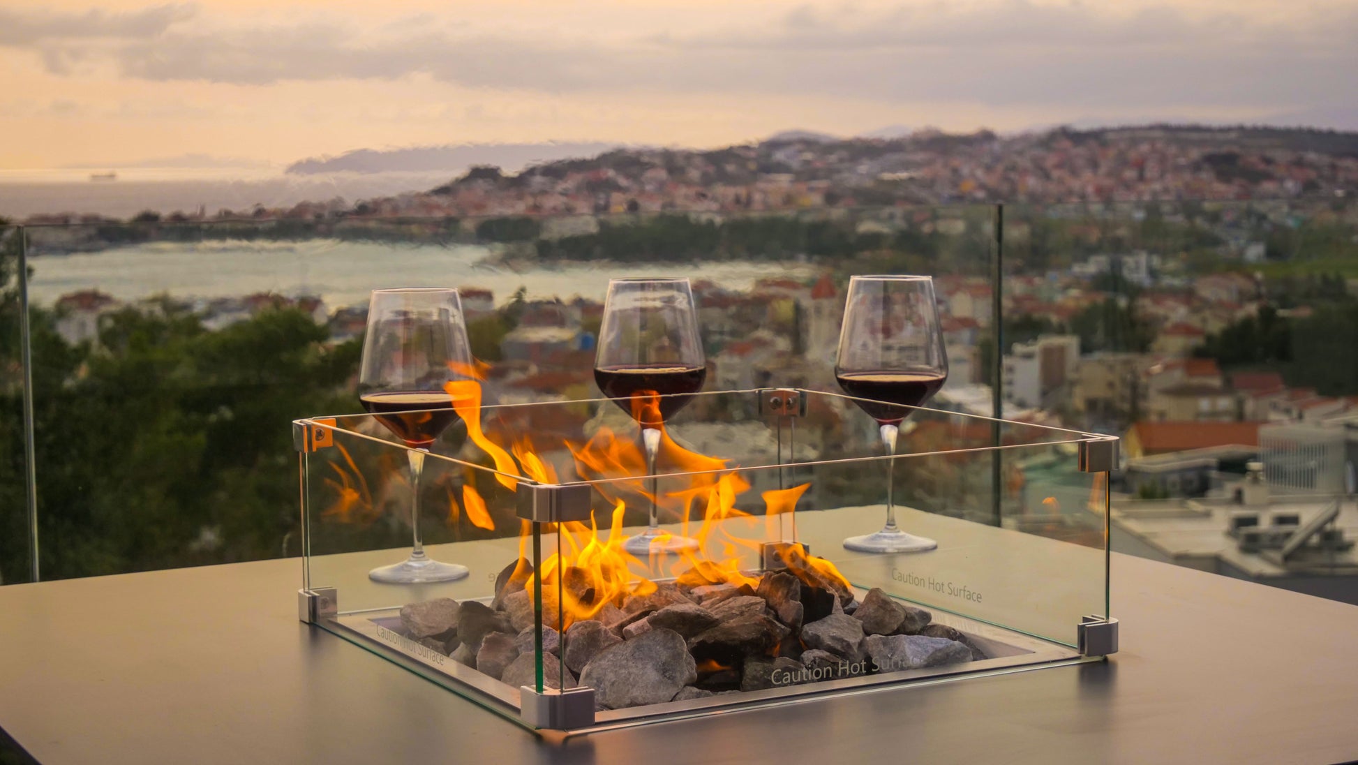 Mesa de Fuego Exterior – Elegancia y Función para tu Jardín — detalle en primer plano, con llama encendida