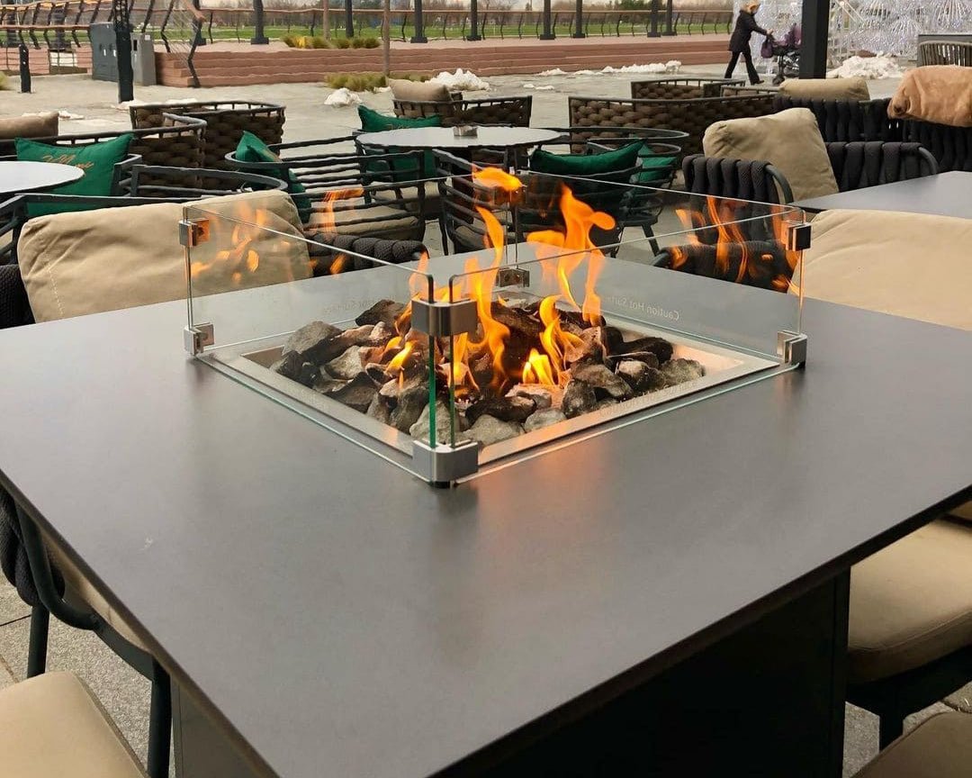 Mesa de Fuego Exterior – Elegancia y Función para tu Jardín — con llama encendida