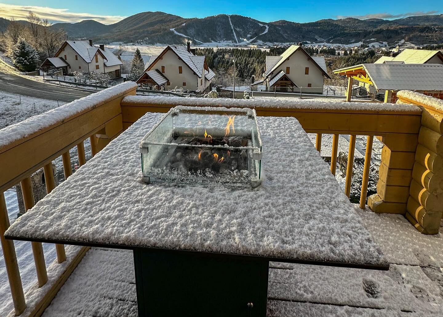 Mesa de Fuego Exterior – Elegancia y Función para tu Jardín — en nieve, con llama encendida