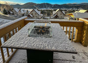 Mesa de Fuego Exterior – Elegancia y Función para tu Jardín — en nieve, con llama encendida