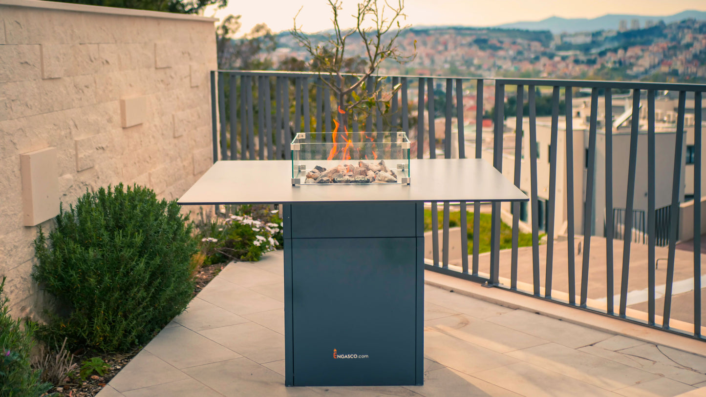 Mesa de Fuego Exterior – Elegancia y Función para tu Jardín — en terraza, con llama encendida