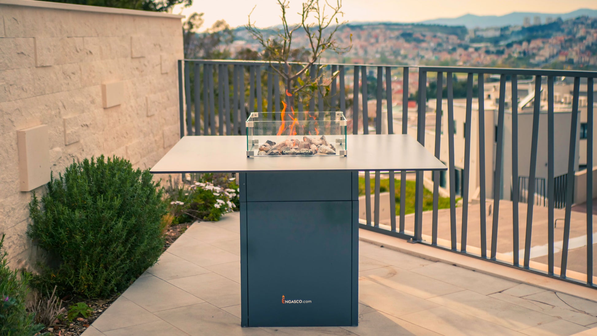 Mesa de Fuego Exterior – Elegancia y Función para tu Jardín — en terraza, con llama encendida