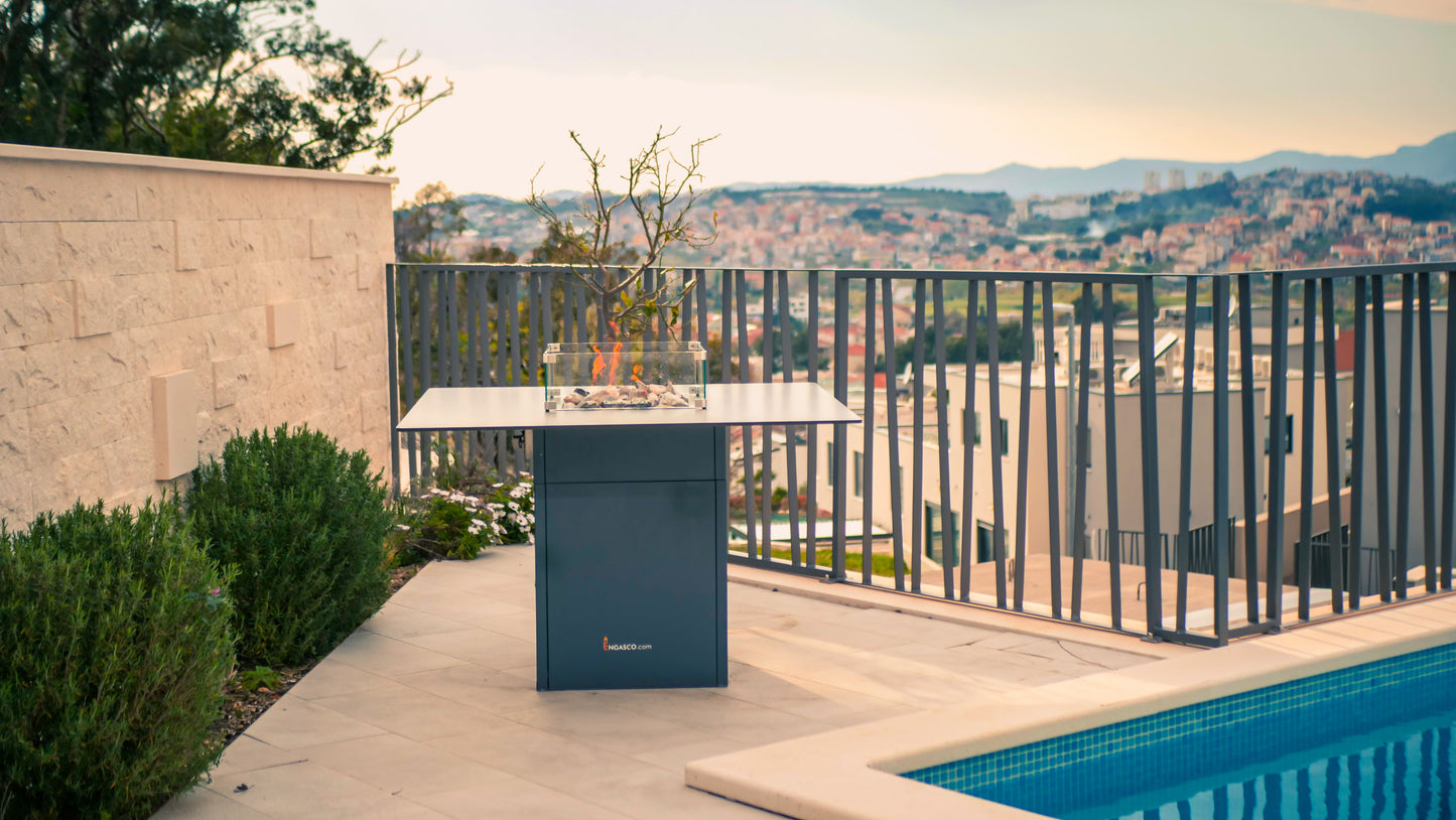 Mesa de Fuego Exterior – Elegancia y Función para tu Jardín — en terraza, con llama encendida