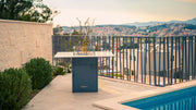 Mesa de Fuego Exterior – Elegancia y Función para tu Jardín — en terraza, con llama encendida