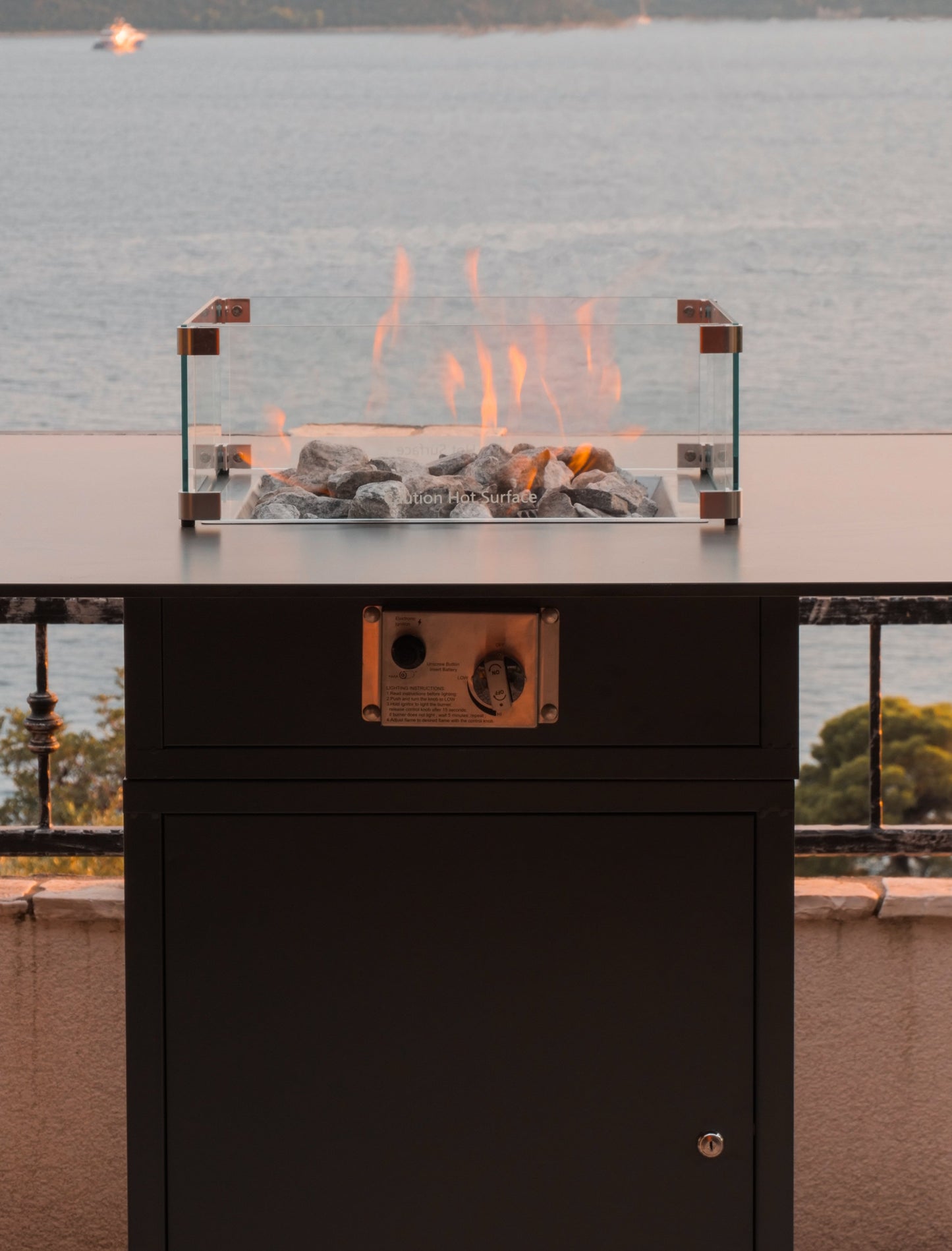 Mesa de Fuego Exterior – Estufa a Gas para Terrazas de Lujo Slava Hoog — detalle en primer plano, con llama encendida