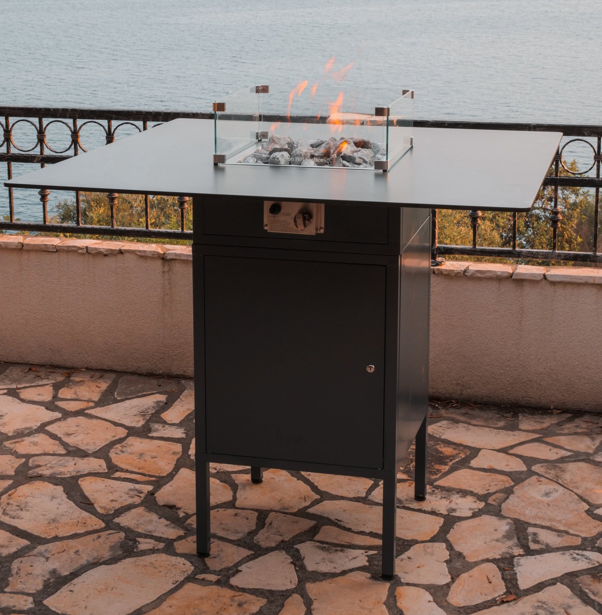 Mesa de Fuego Exterior – Estufa a Gas para Terrazas de Lujo Slava Hoog — con llama encendida