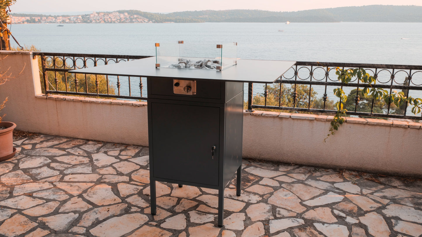Mesa de Fuego Exterior – Estufa a Gas para Terrazas de Lujo Slava Hoog — con llama encendida