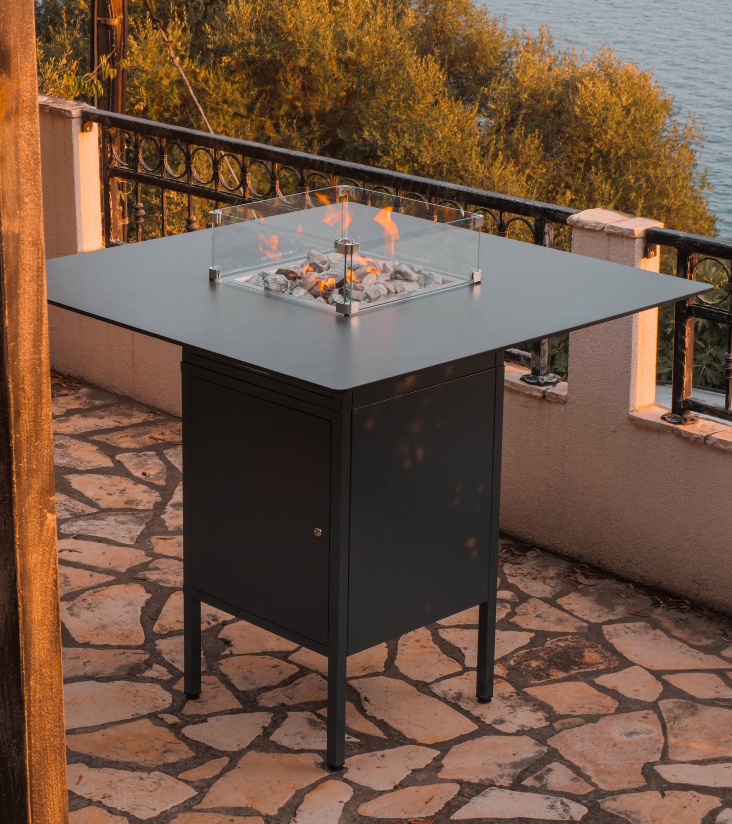 Mesa de Fuego Exterior – Estufa a Gas para Terrazas de Lujo Slava Hoog — vista lateral, con llama encendida