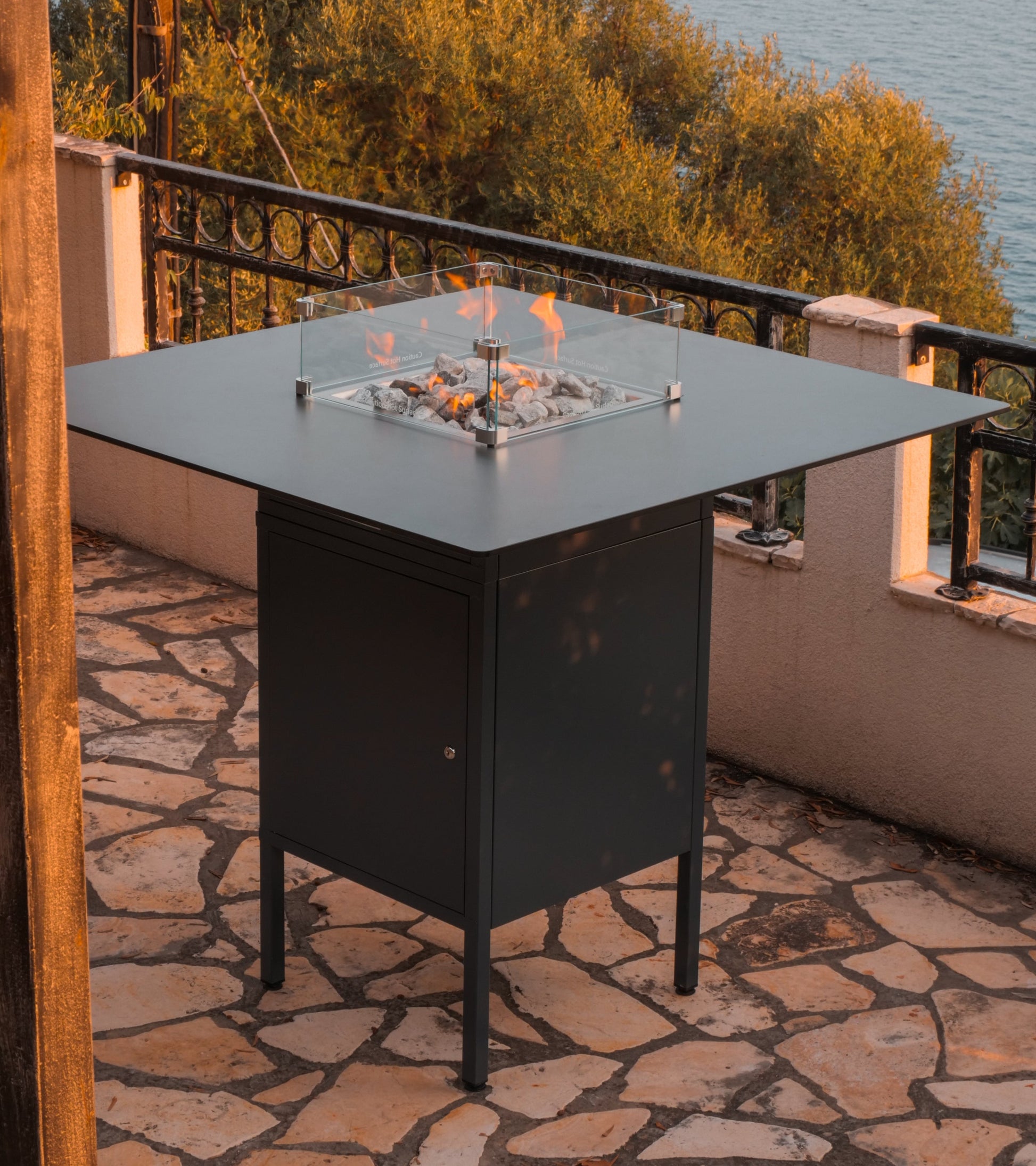 Mesa de Fuego Exterior – Estufa a Gas para Terrazas de Lujo Slava Hoog — vista lateral, con llama encendida