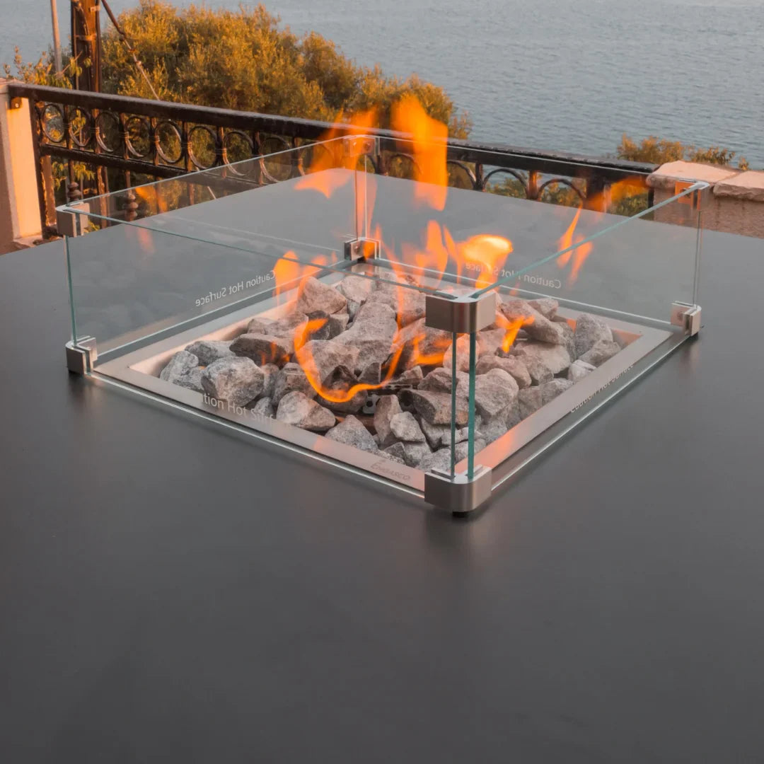 Mesa de Fuego Exterior – Elegancia y Función para tu Jardín — detalle en primer plano, en terraza, con llama encendida