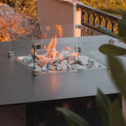 Mesa de Fuego Exterior – Elegancia y Función para tu Jardín — detalle en primer plano, en terraza, con llama encendida
