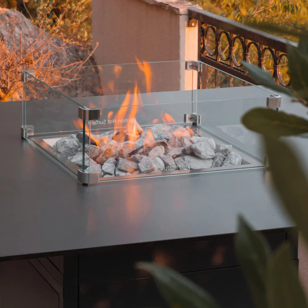 Mesa de Fuego Exterior – Elegancia y Función para tu Jardín — detalle en primer plano, en terraza, con llama encendida