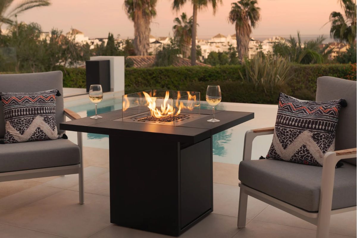 Mesa de Fuego a Gas Para Exteriores | Cuadrada | Planika Square — vista frontal, en jardín