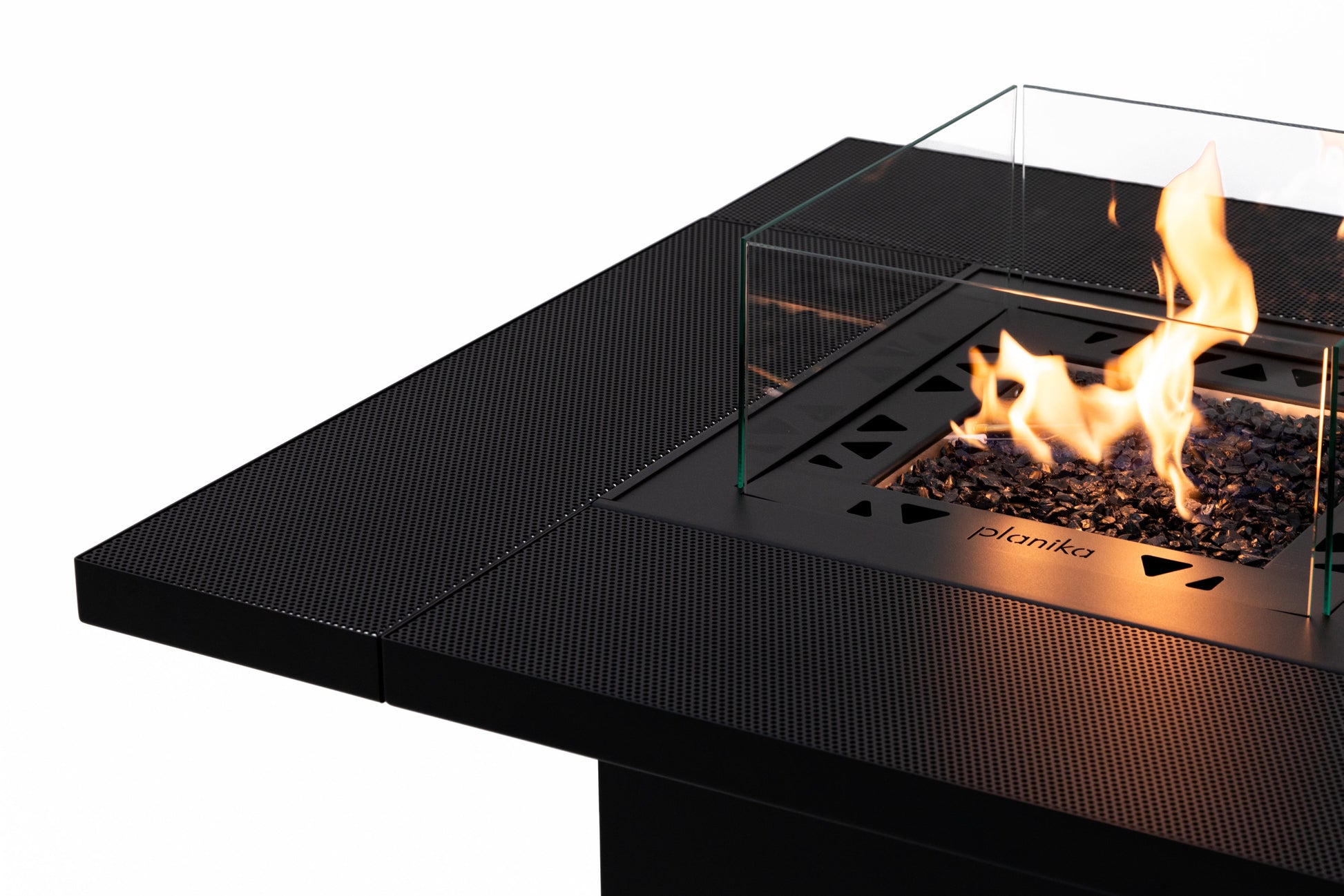 Mesa de Fuego alta a Gas Para Exterior – Elegancia y Calidez de Planika — detalle en primer plano, con llama encendida