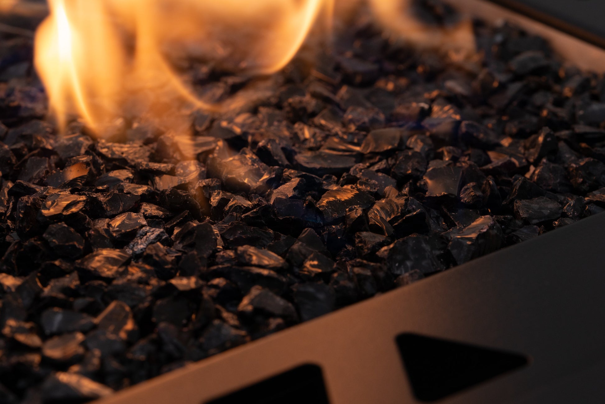 Mesa de Fuego alta a Gas Para Exterior – Elegancia y Calidez de Planika — detalle en primer plano, con llama encendida