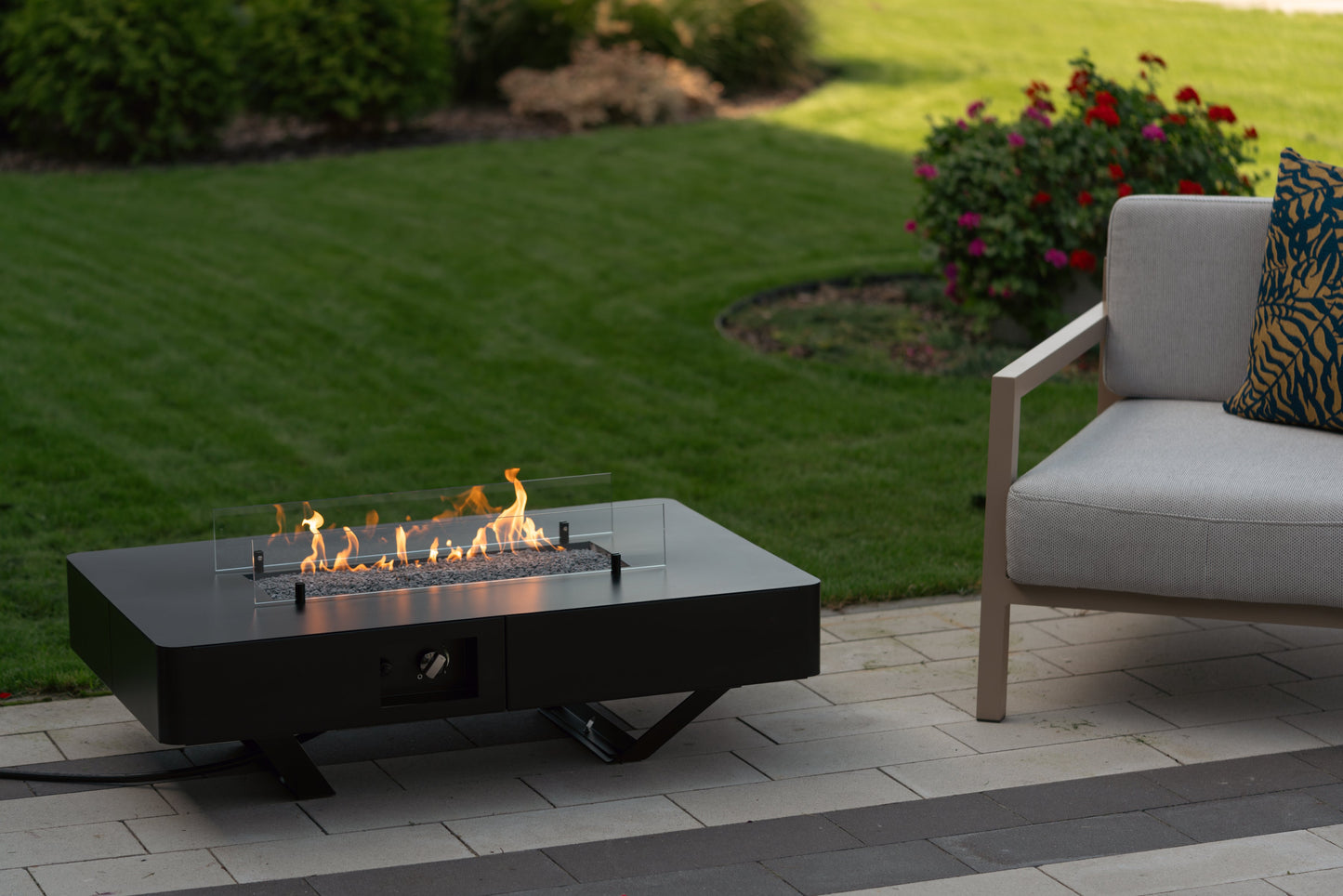 Mesa de Fuego de Gas para Jardín Planika Rio: Elegancia para tu Espacio Exterior — en patio, con llama encendida