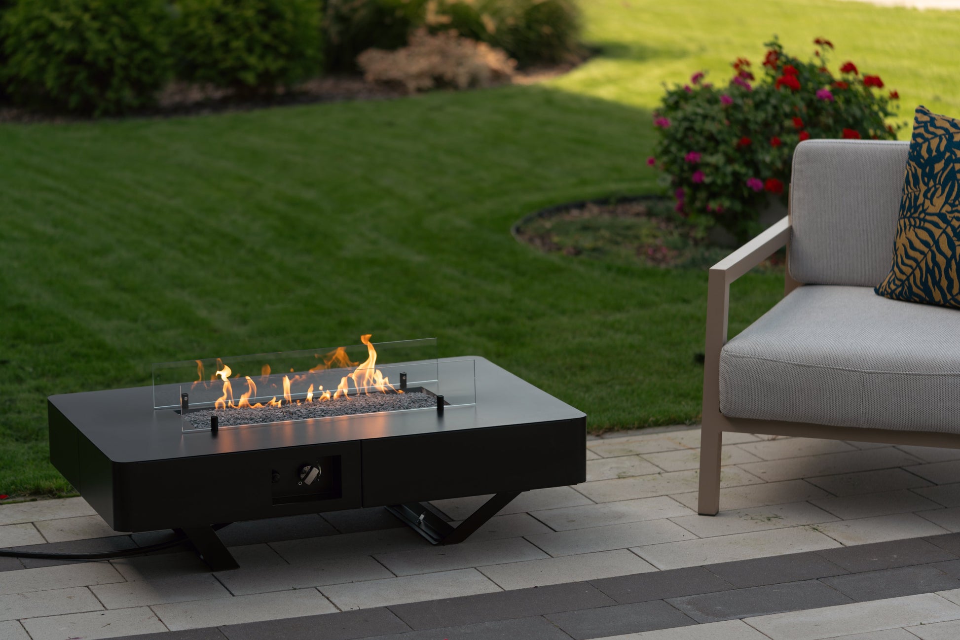 Mesa de Fuego de Gas para Jardín Planika Rio: Elegancia para tu Espacio Exterior — en patio, con llama encendida