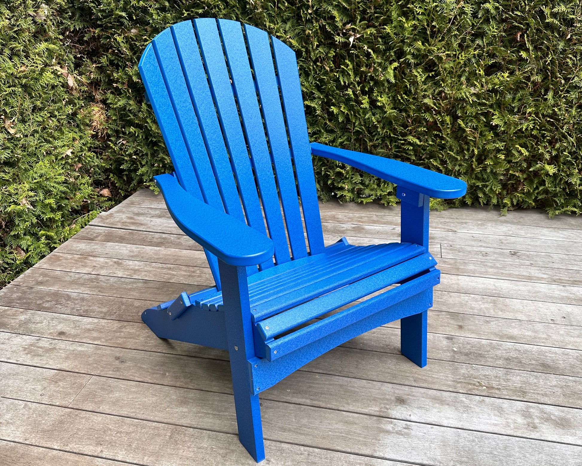 Silla Adirondack Plegable – Garantía de 20 Años | Berlin Gardens — en jardín, vista frontal